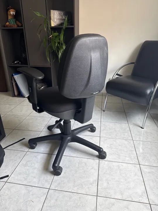 Cadeira de Escritório Giratória Preta FlexForm - Foto 2