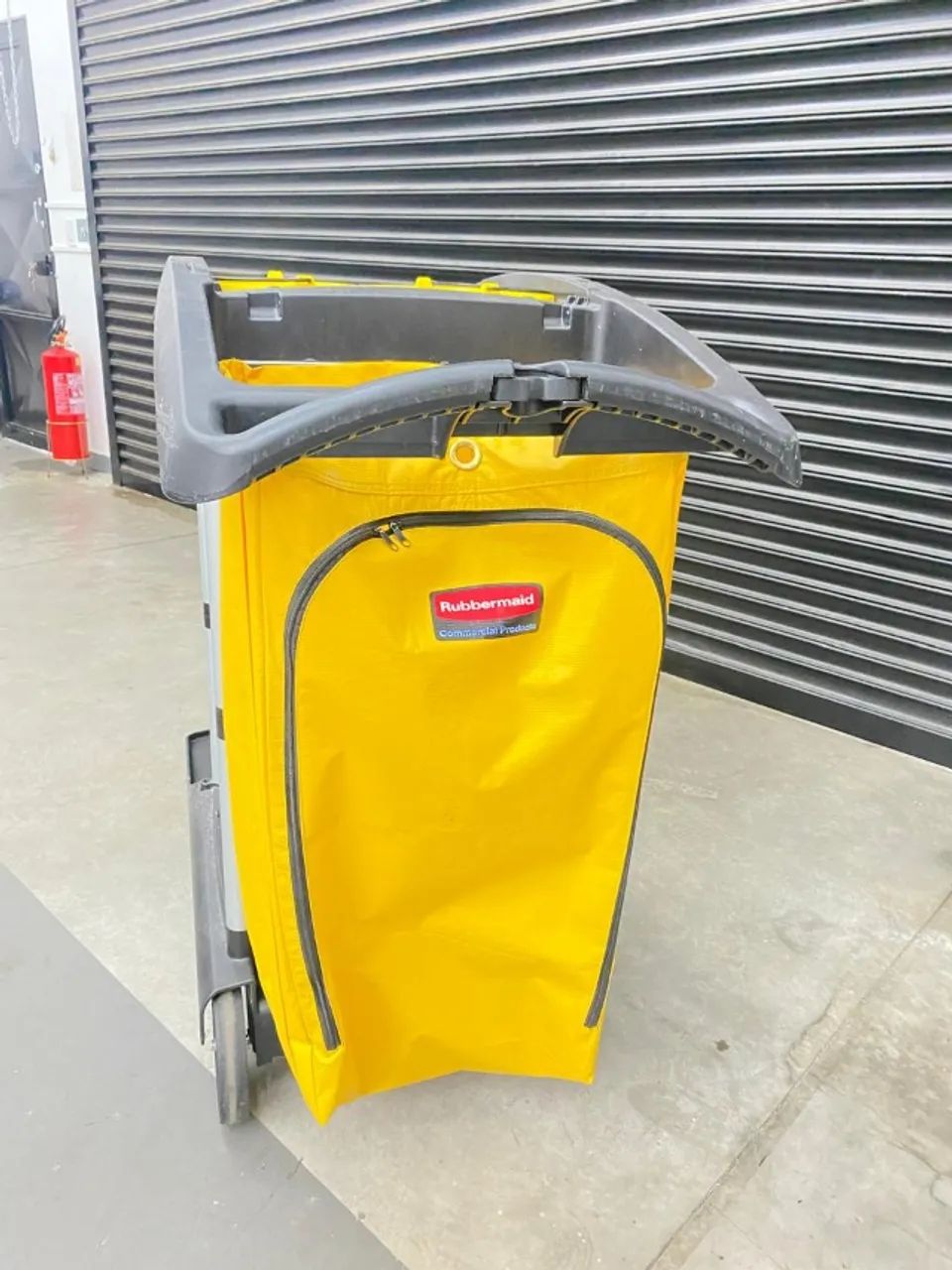 CARRO DE LIMPEZA DE ALTA CAPACIDADE PRETO - RUBBERMAID