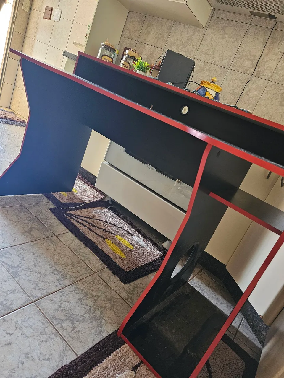 Mesa Gamer Preta com Detalhes Vermelhos