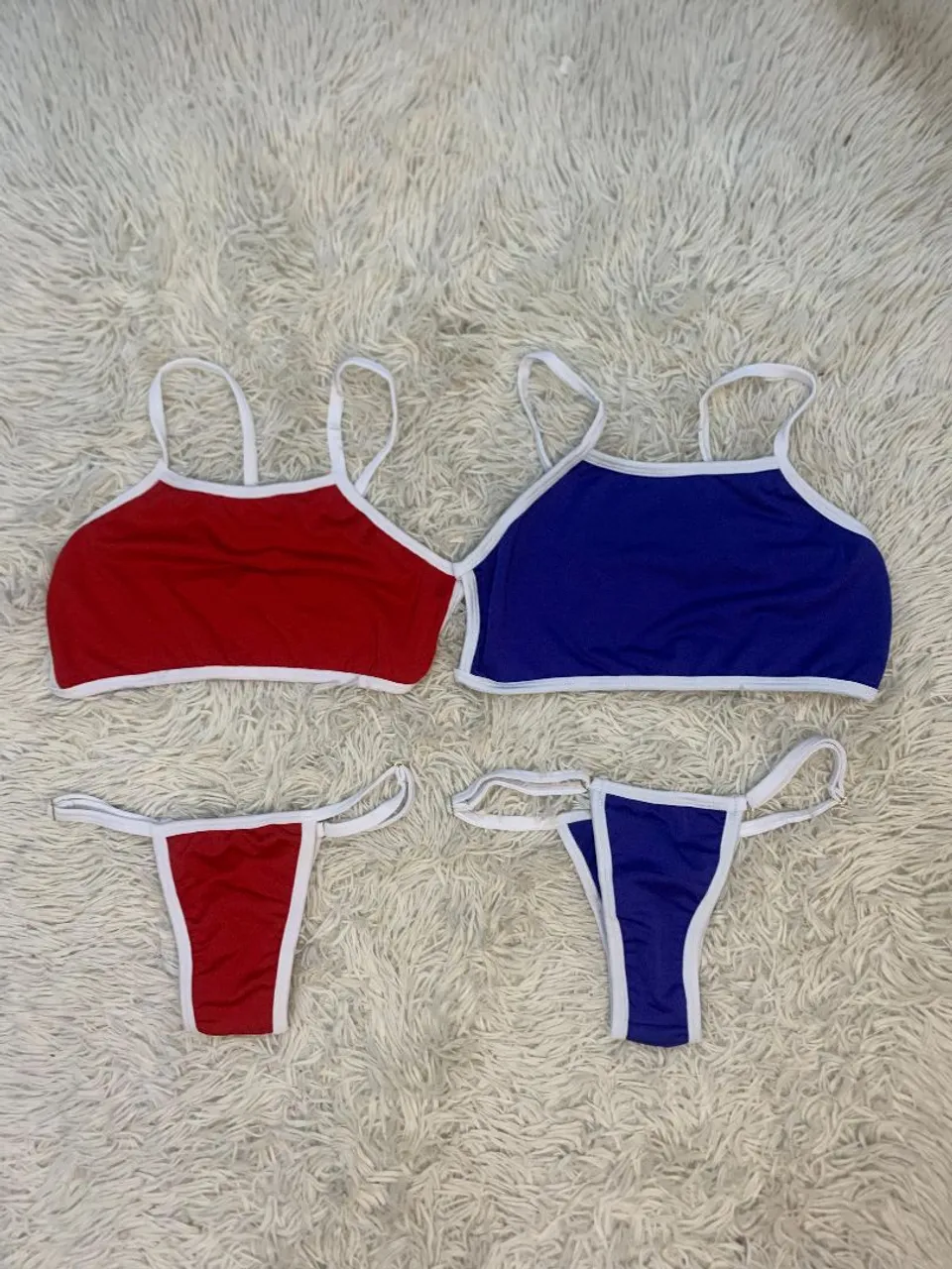 Conjunto de lingerie vermelho e azul