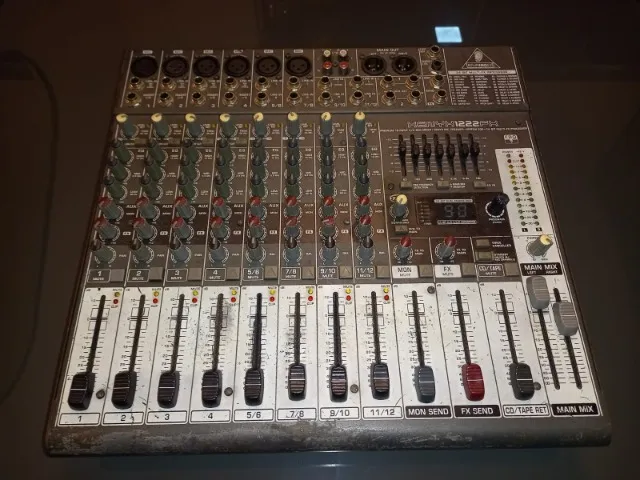 Mesa de Som Behringer