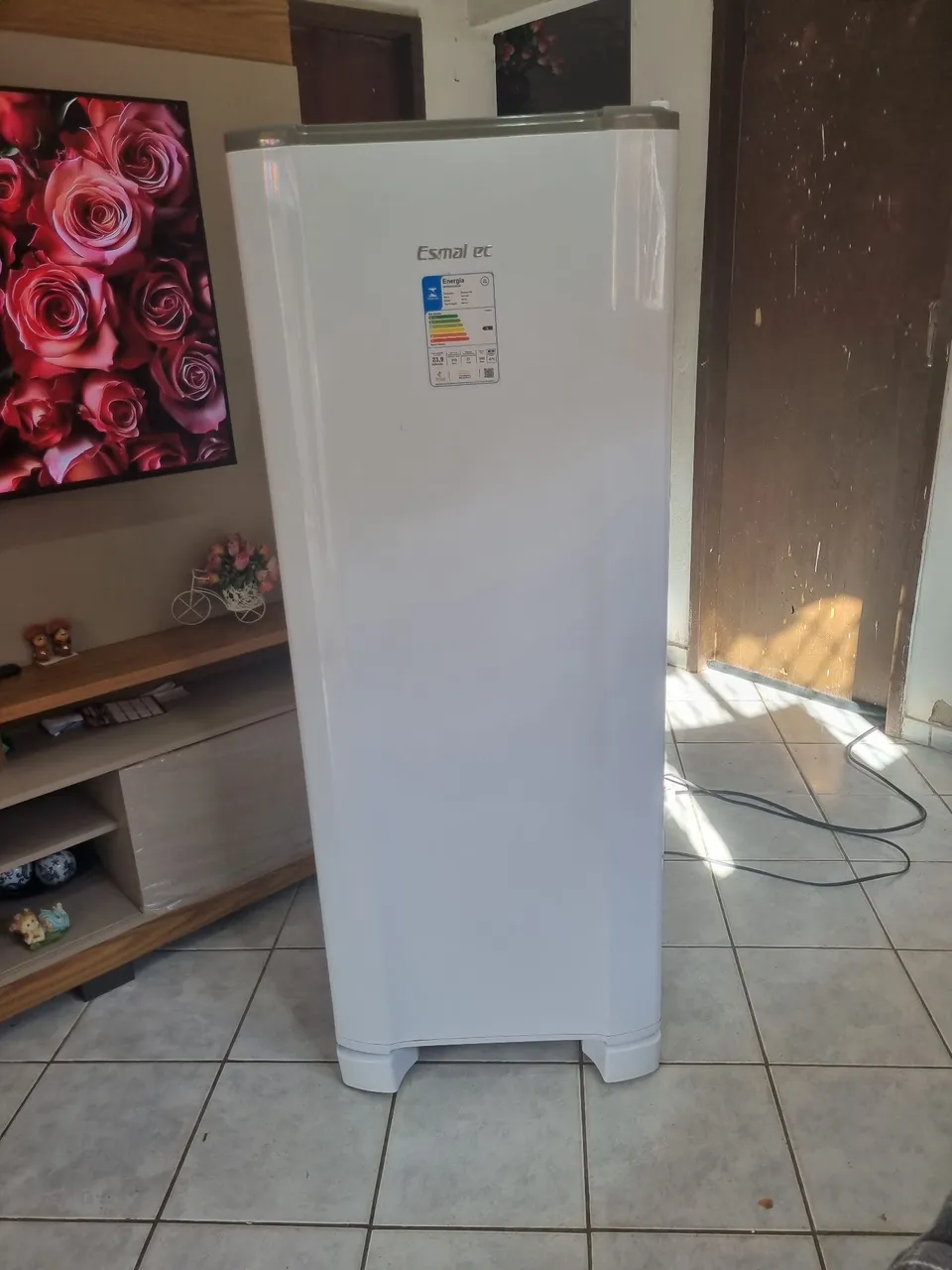 Geladeira Esmaltec - Eficiência e Praticidade