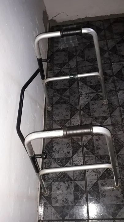 Andador de alumínio para idosos - Foto 2