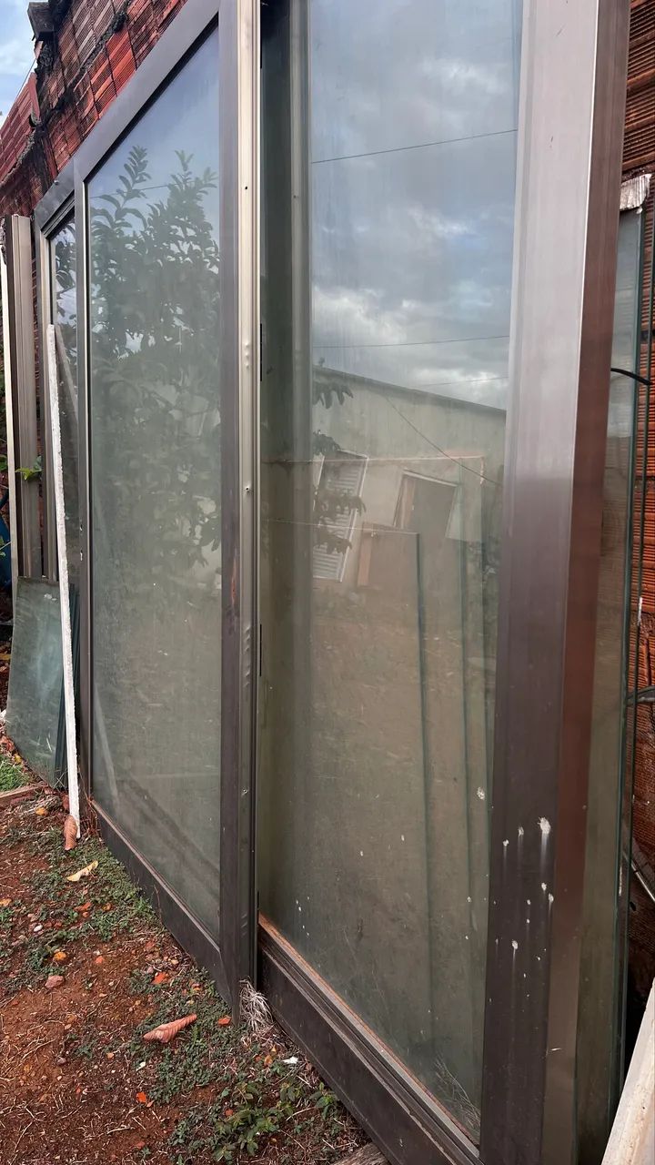 Vendo portão de vidro NOVO com porta de pedestre - Foto 2