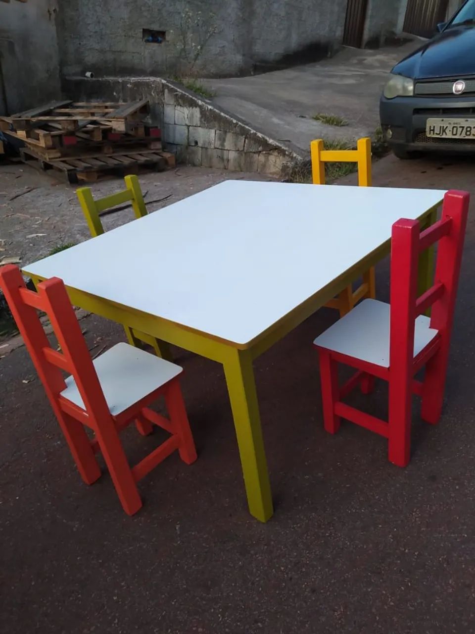 Conjunto Mesa Infantil com 4 Cadeiras Coloridas