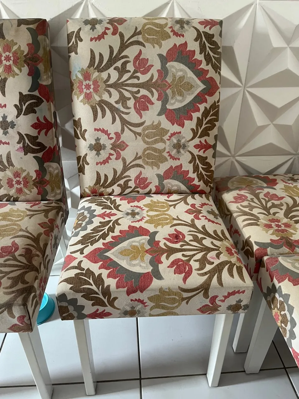 Conjunto com 4 cadeiras estampadas