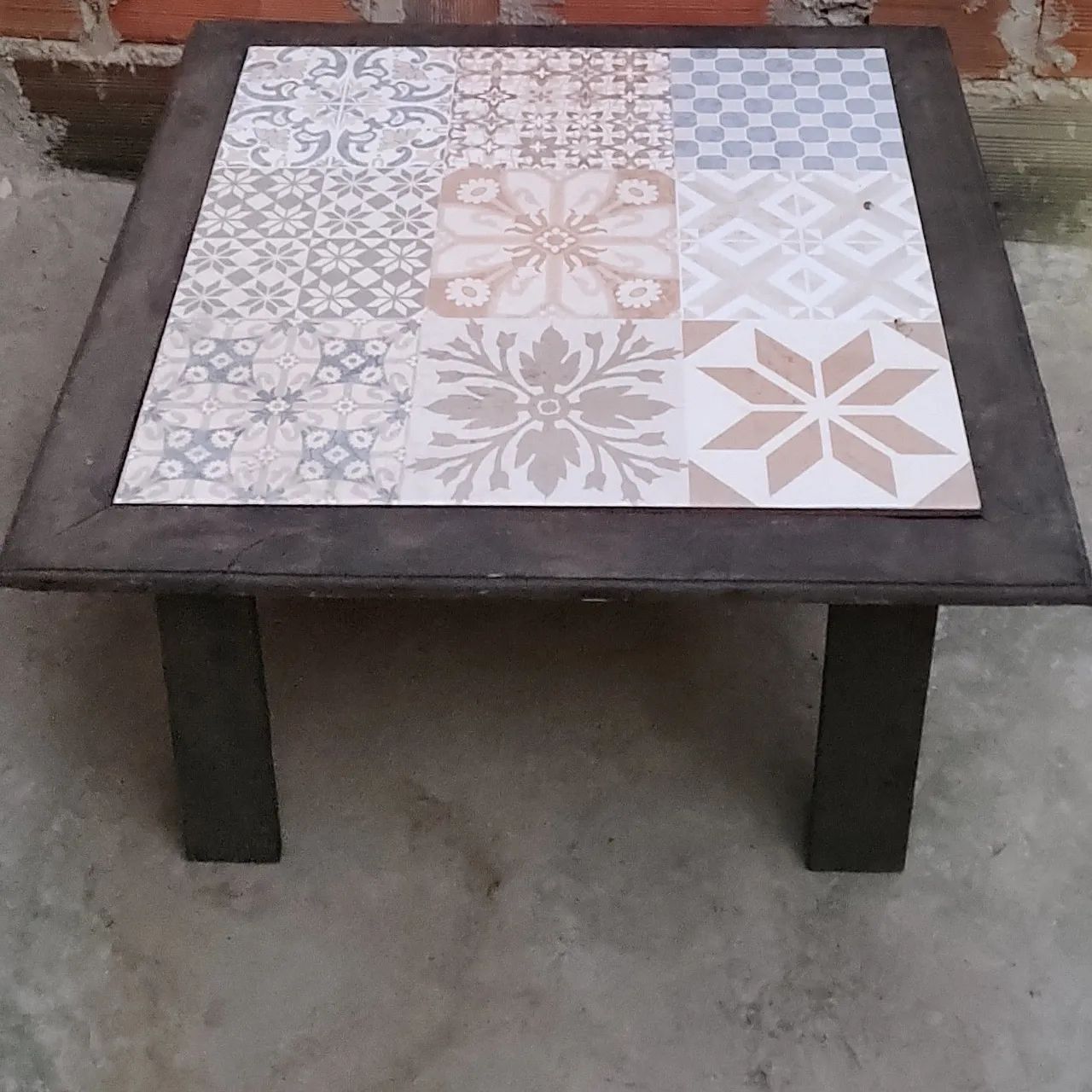 Mesa de centro com tampo de azulejo decorativo