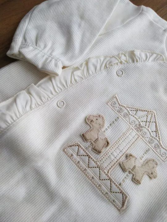 Macacão de bebê com bordado de carrossel - Foto 2