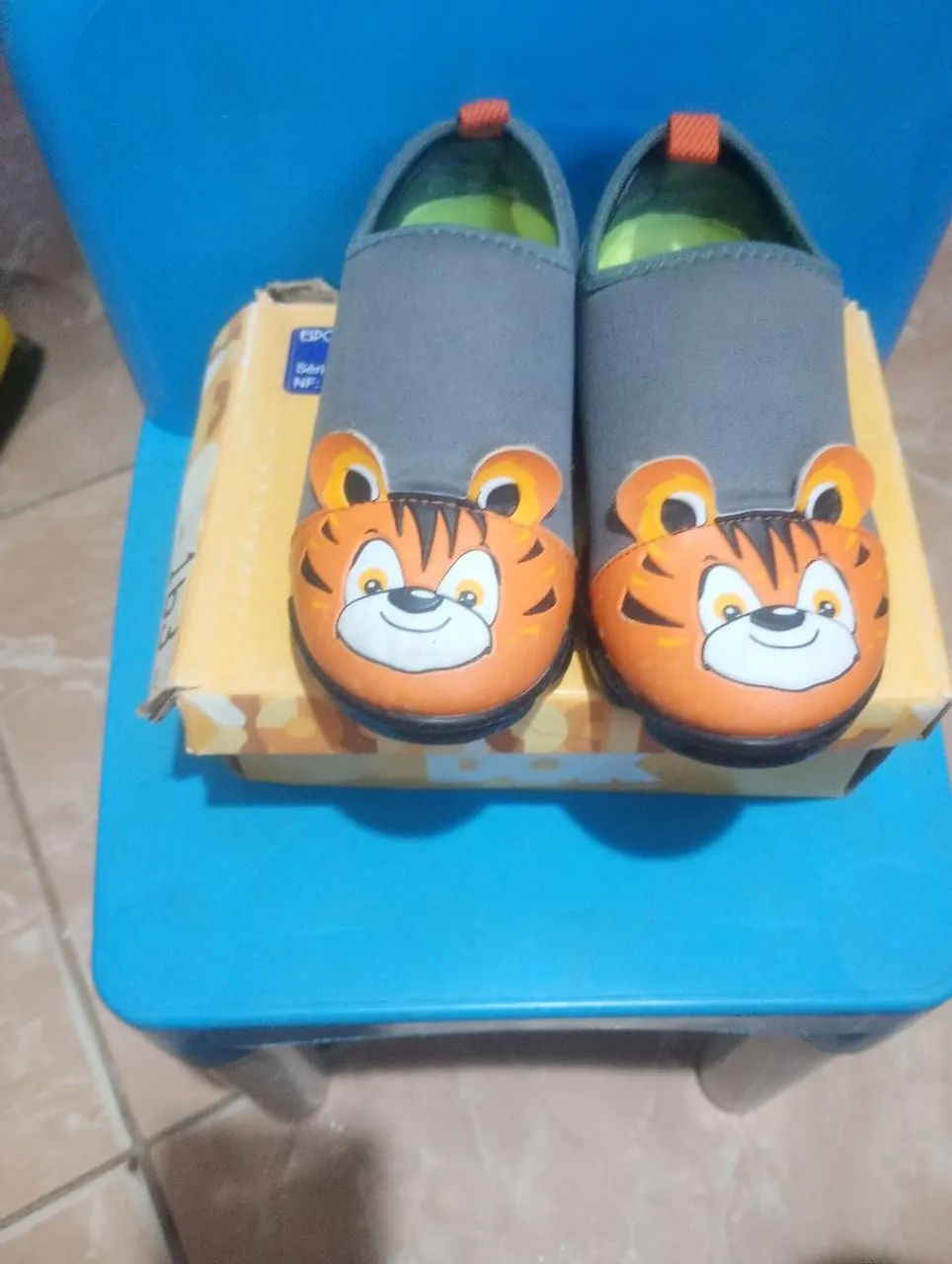 Sapatos/ tênis infantil com estampa de tigre e acende - seminovo - Foto 2
