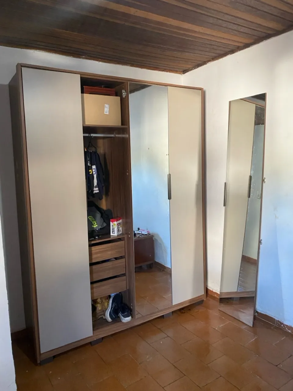 Guarda-roupa com espelho moderno