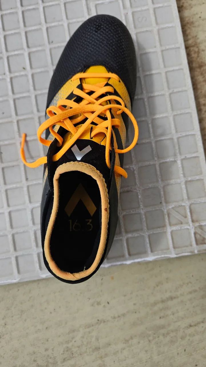 Chuteira Adidas 40 - Pouquíssimo uso - Foto 3