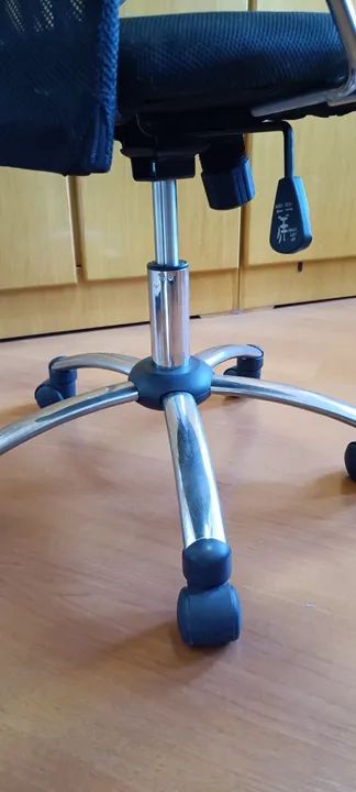 Cadeira de Escritório Giratória Ergonômica - Foto 4