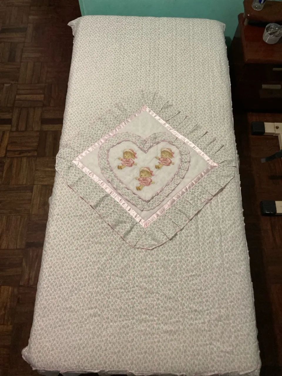 Colcha de Cama de Solteiro Feminina Branca com Flores Rosa