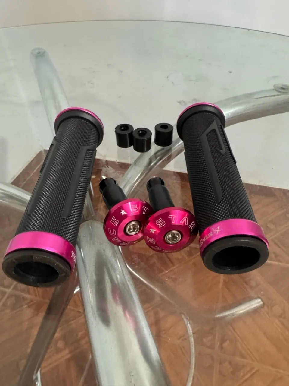 Manopla rosa e preto para moto nova