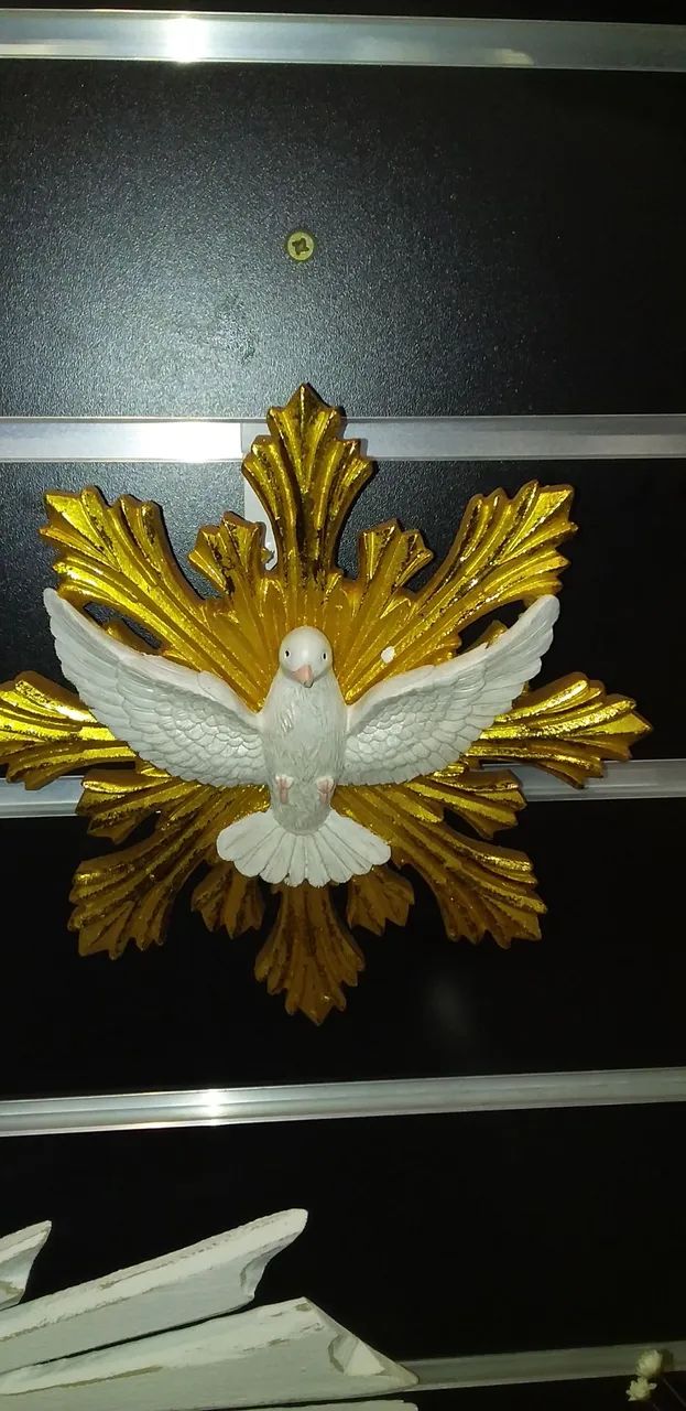 Escultura de Pomba da Paz em Dourado