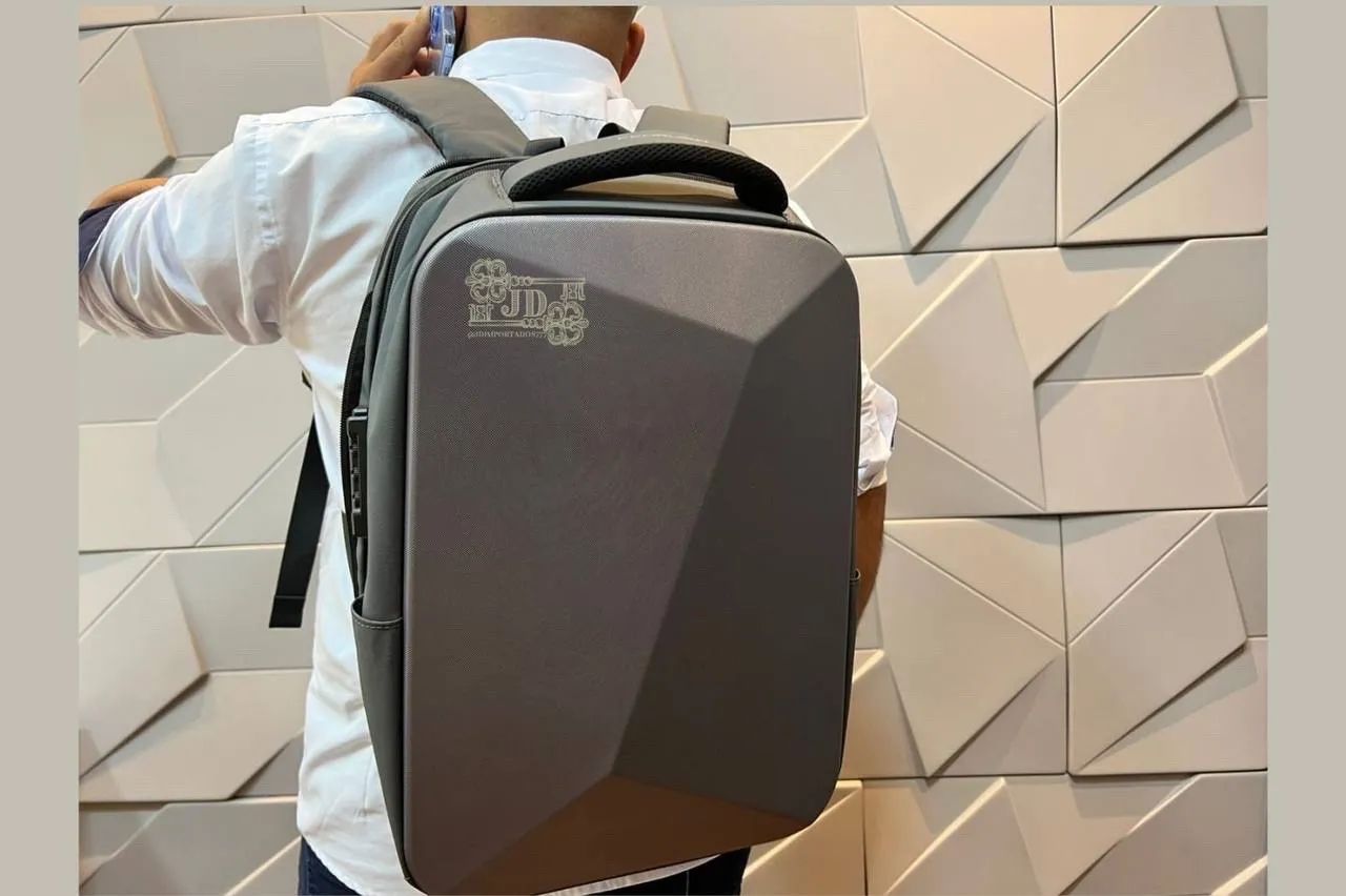 Mochila Executiva Moderna com Design Geométrico