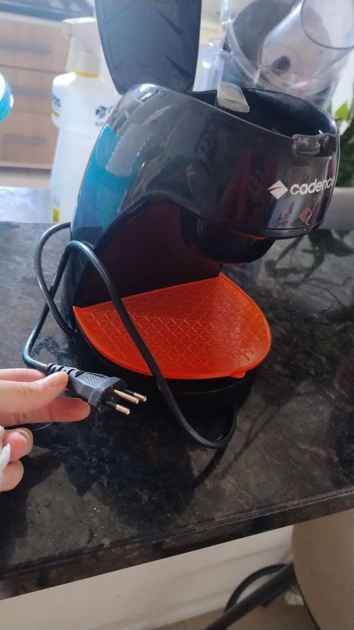 Cafeteira preta com laranja 