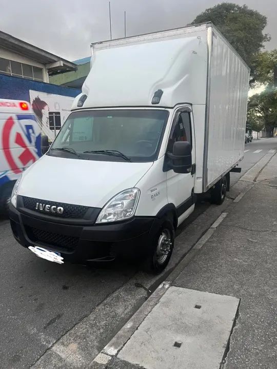 Iveco Daily 35s14 baú ano 2015