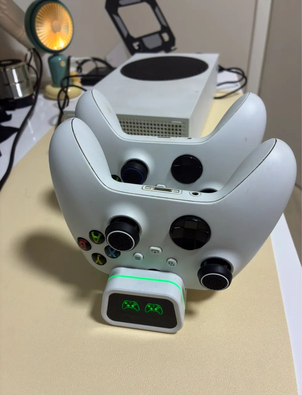 Xbox séries s 512Ssd + 2 controles  - Foto 2