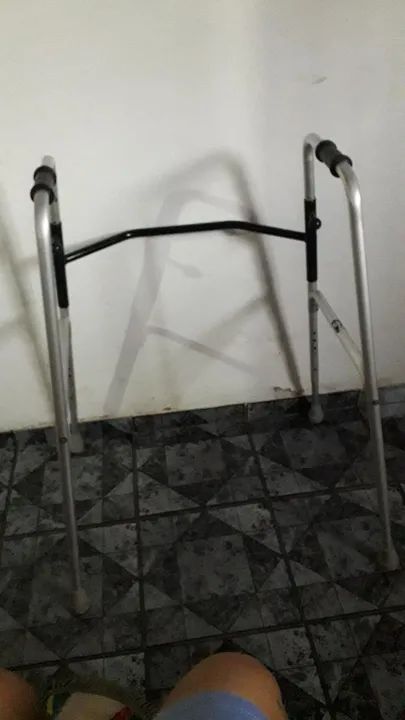 Andador de alumínio para idosos - Foto 3