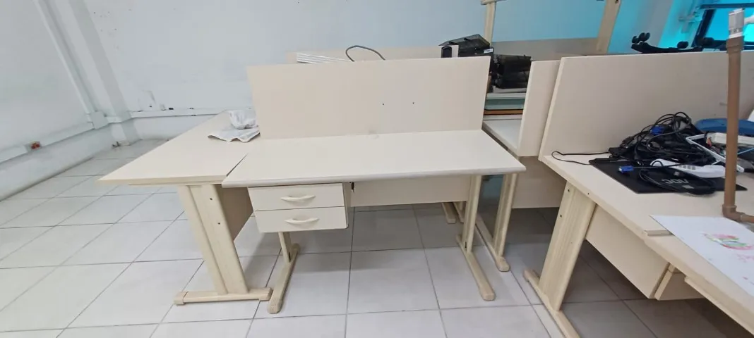 DOAÇÃO - MESA E CADEIRAS DE ESCRITÓRIO