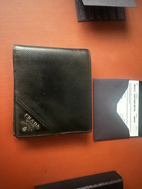 Carteira Prada Saffiano , original com TAG , caixa e sacola prada. - Foto 3