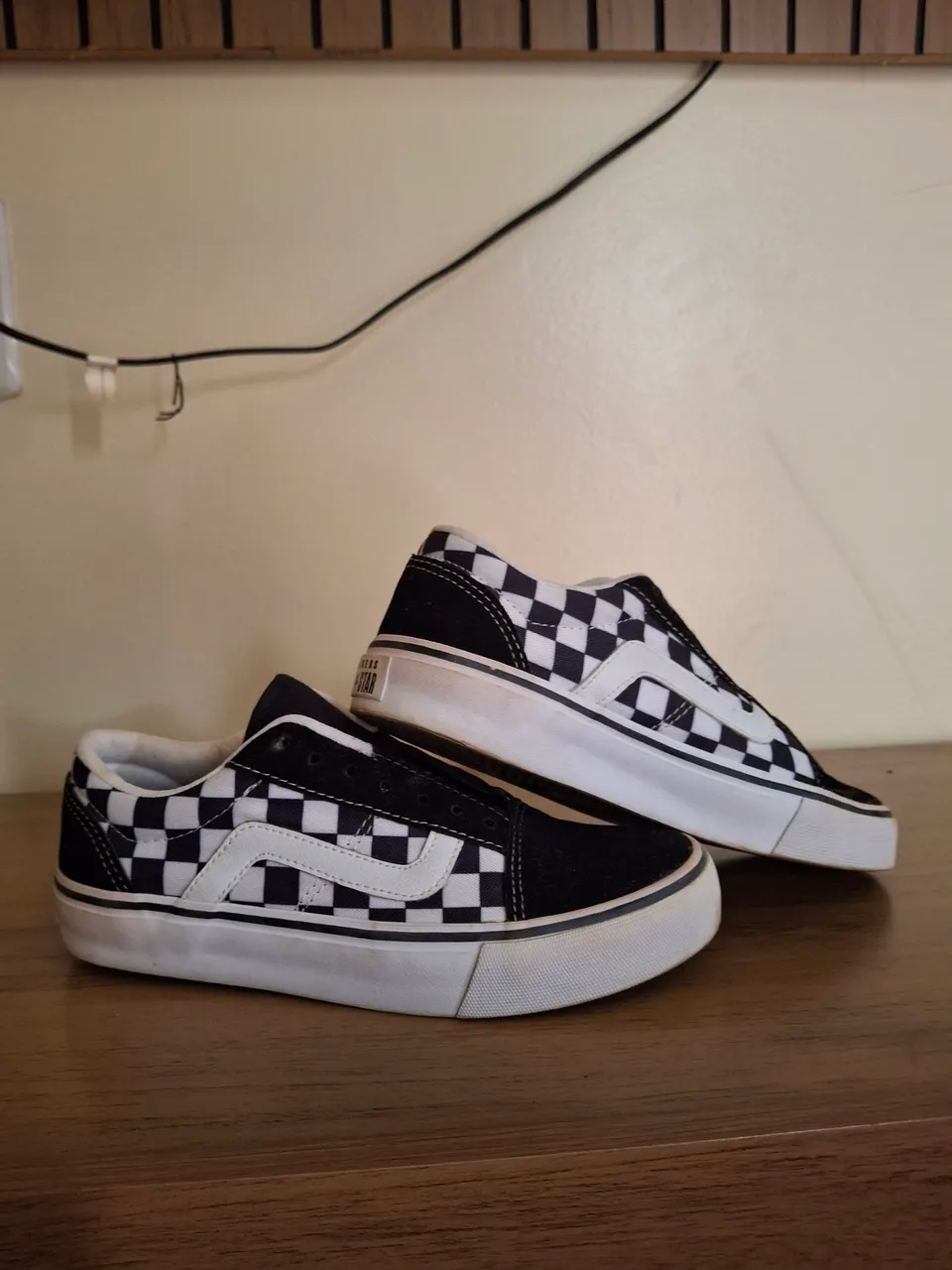 Tênis xadrez preto e branco