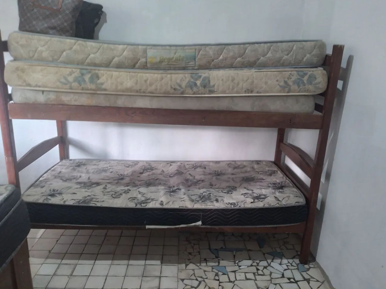 Beliche de madeira em ótimo estado obs. Beliche e 2 colchoes 