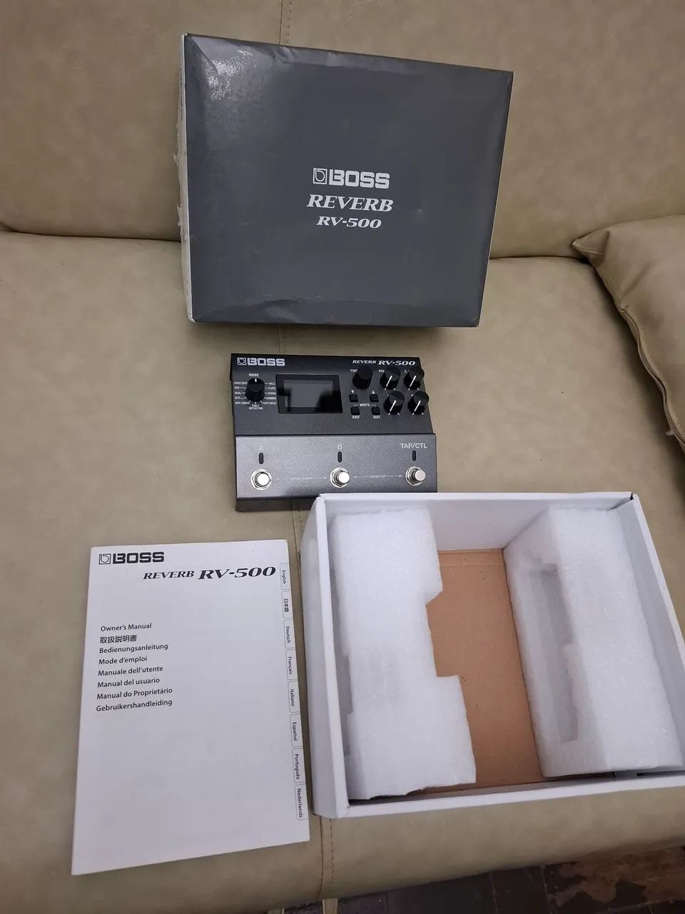 Reverb Boss RV-500 na caixa manual e fonte - Foto 2