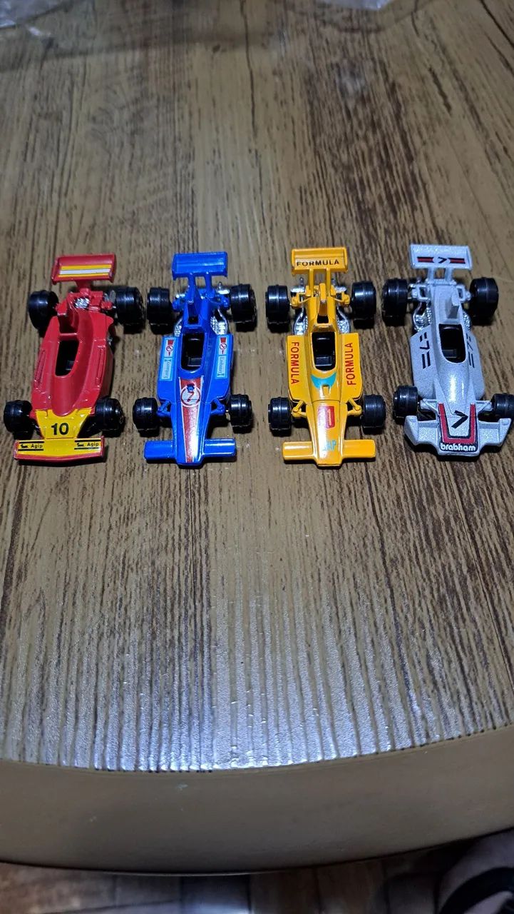 Kit com 4 carrinhos corrida metal