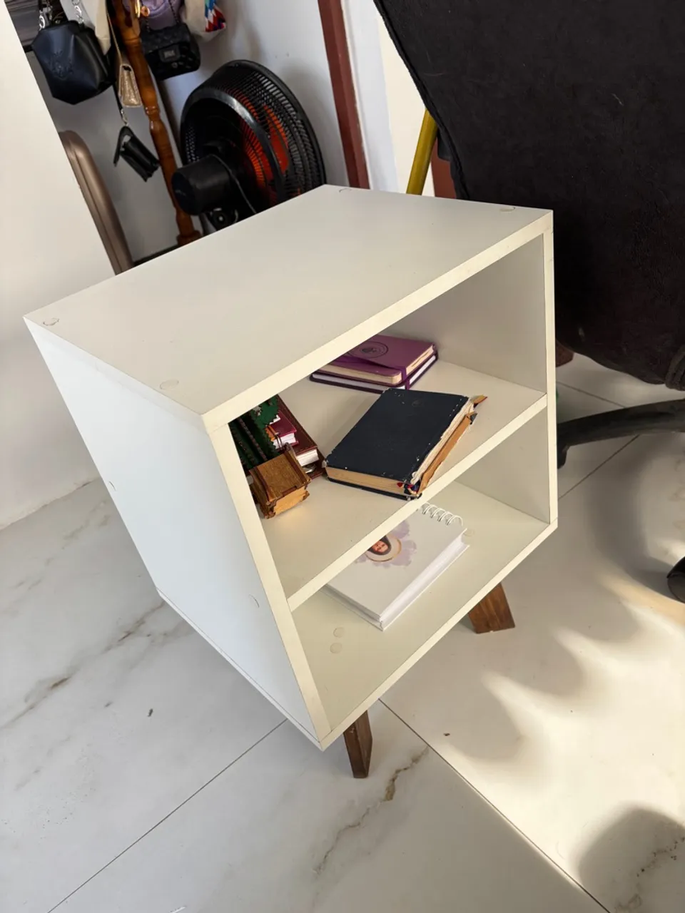 Mesa de cabeceira/nicho branco com design moderno