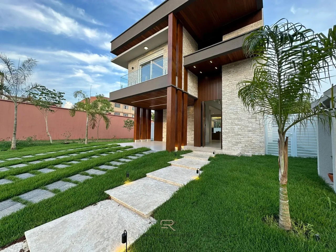 Sobrado para venda tem 284 metros quadrados com 4 quartos em Jardim Itália - Cuiabá - MT