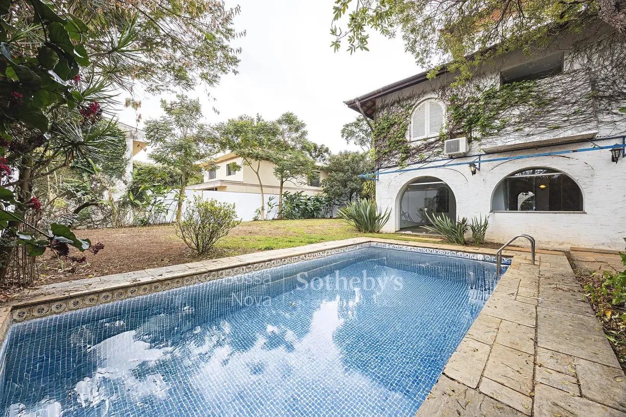 Casa em rua arborizada de Alto de Pinheiros
