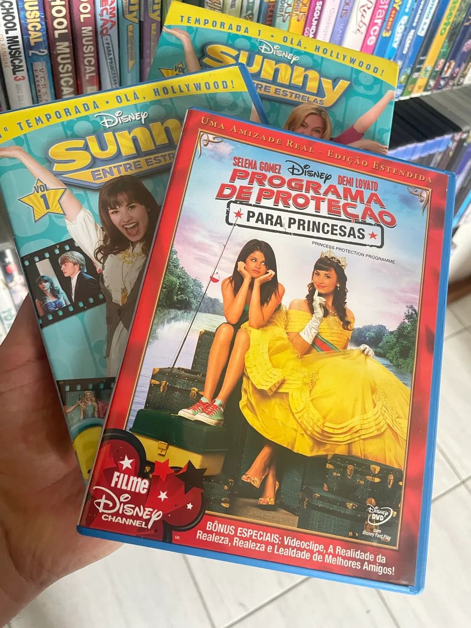 Dvd sunny entre estrelas volume 1 e filme programa de proteção para princesas - Foto 3