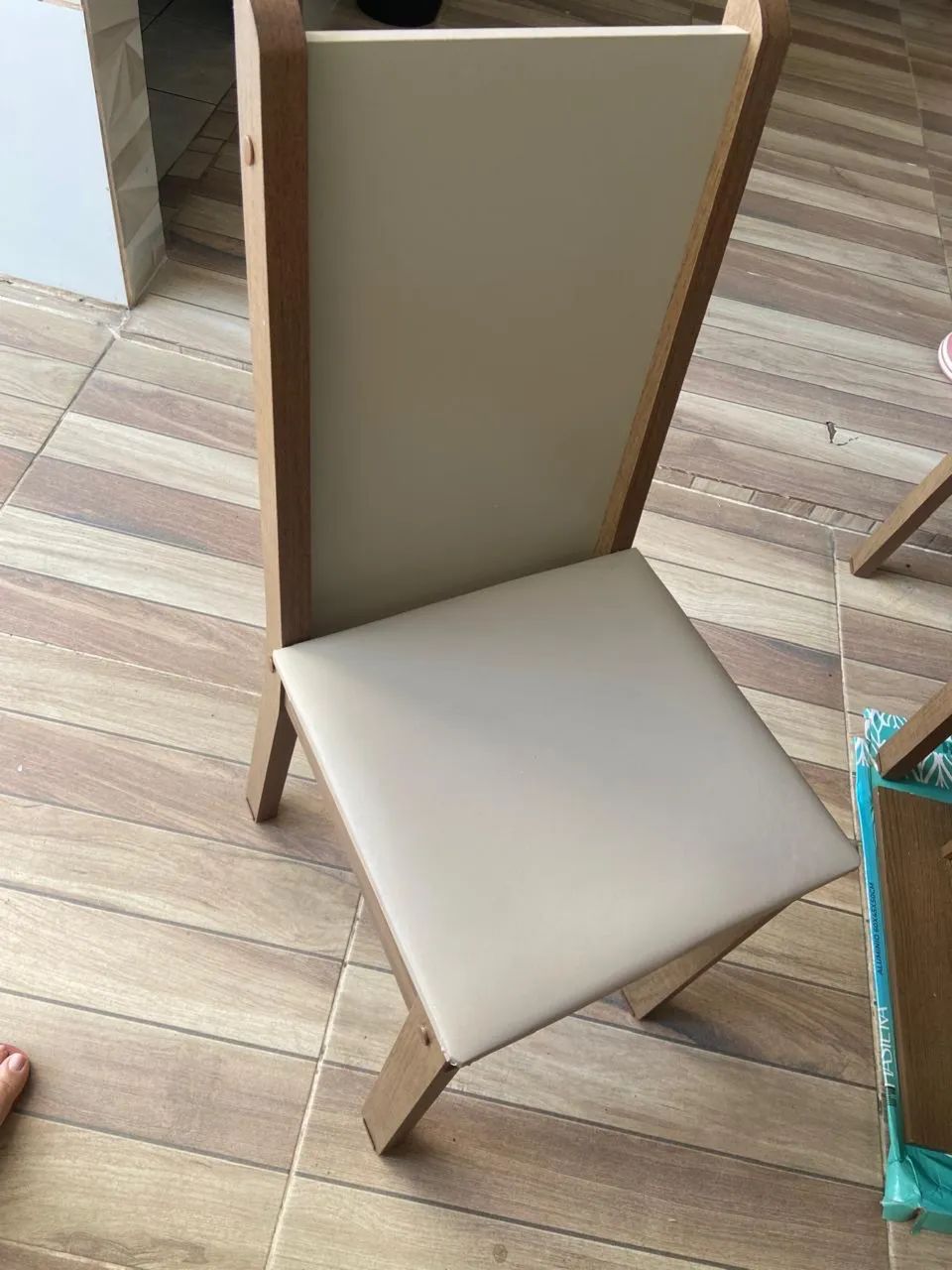 Jogo de Mesa de Jantar 4 Cadeiras Estofadas com Tampo de Vidro - Foto 4