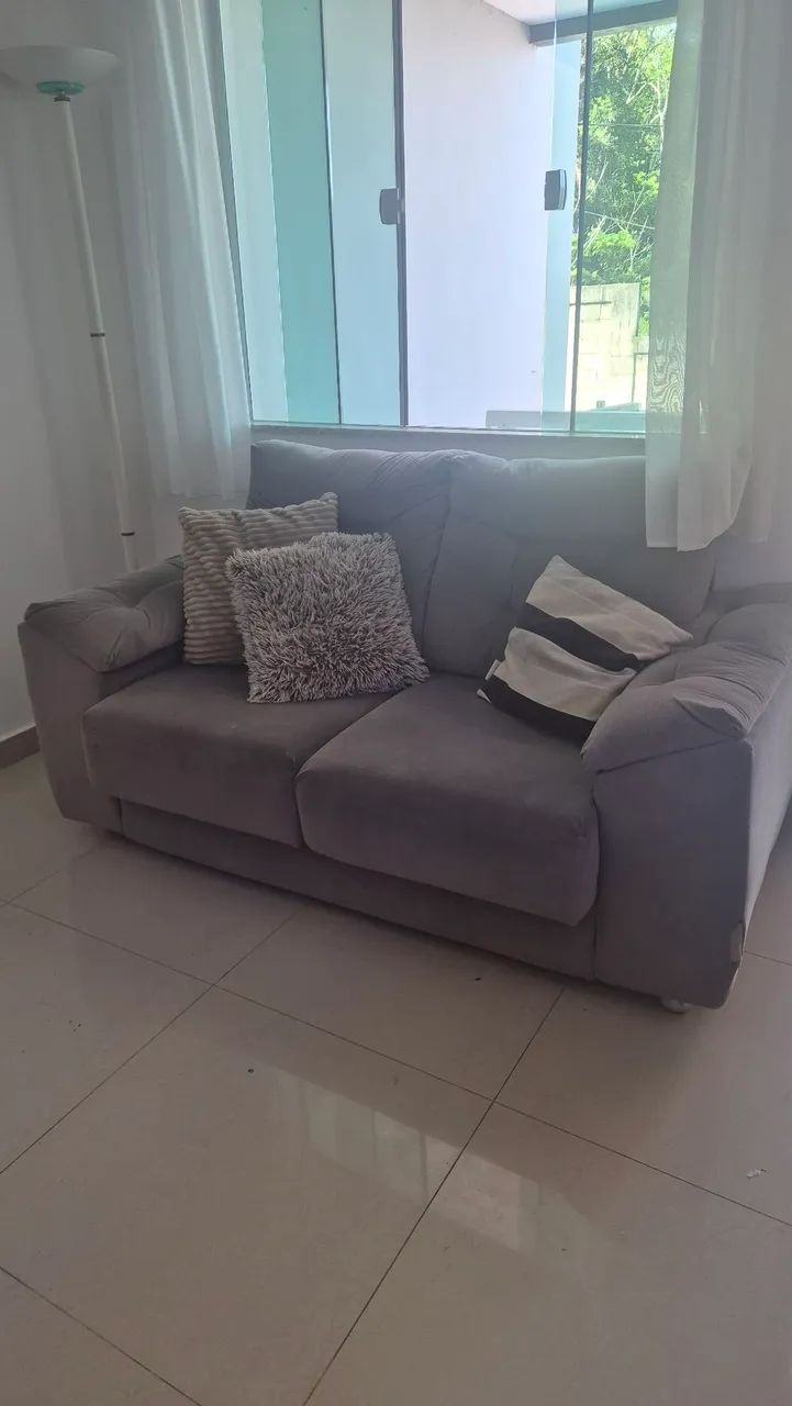 VENDO SOFÁ RETRÁTIL 2 LUGARES ÓTIMO ESTADO , PÉS DE  AÇO. 