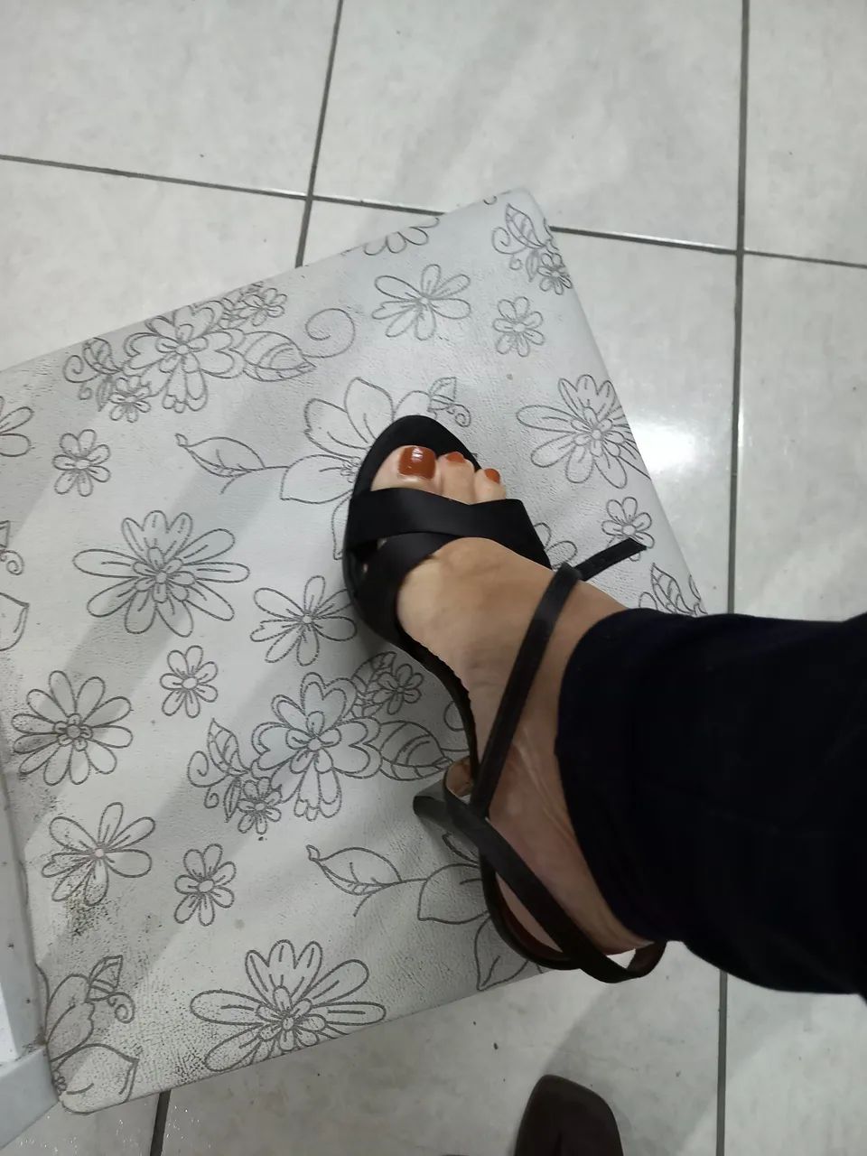Linda sandália forrada com tecido macio e meio brilhos. - Foto 3