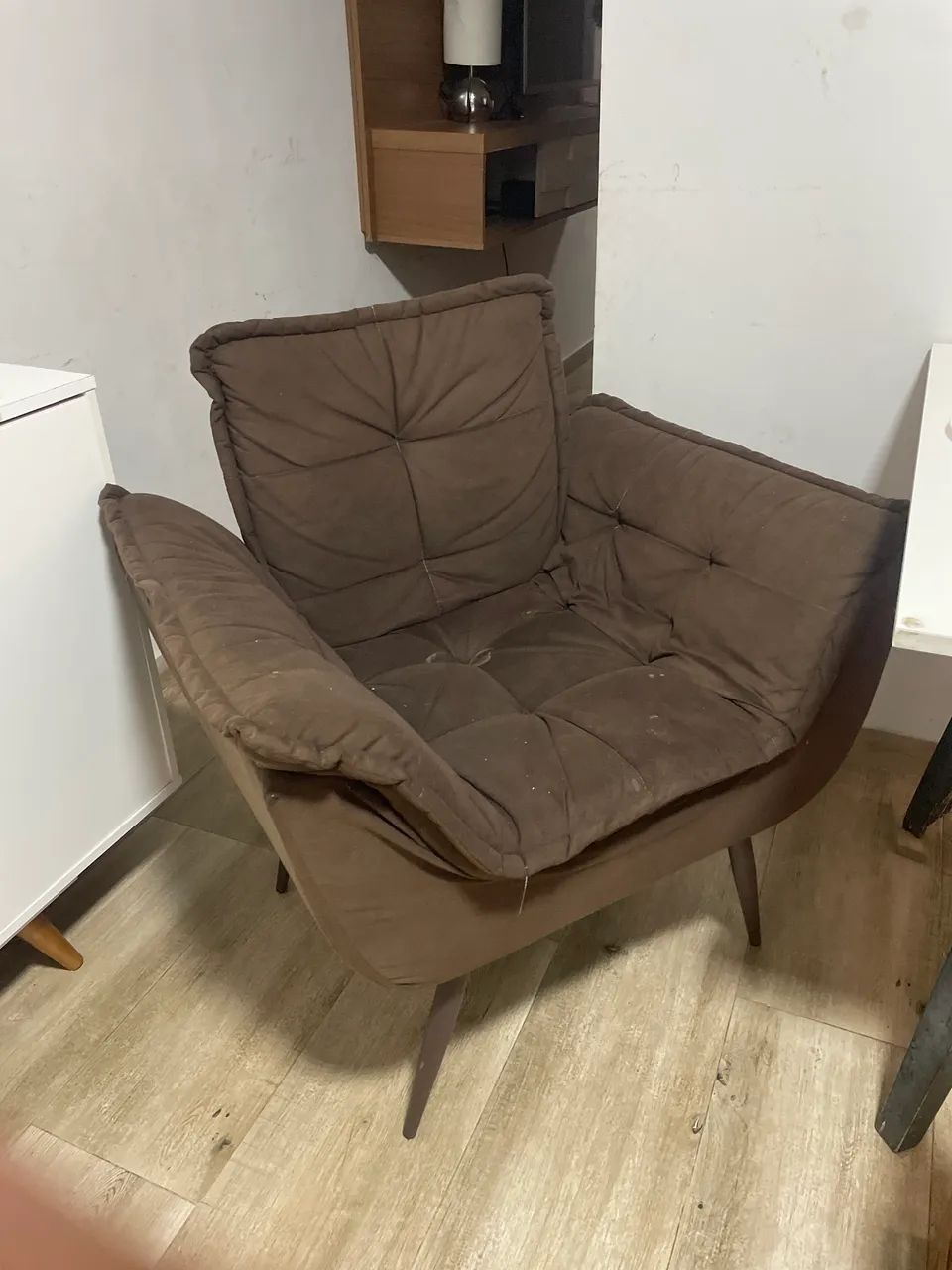 Poltrona Marrom pós de ferro 