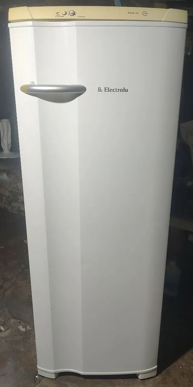 GELADEIRA ELECTROLUX COM DEGELO AUTOMÁTICO 