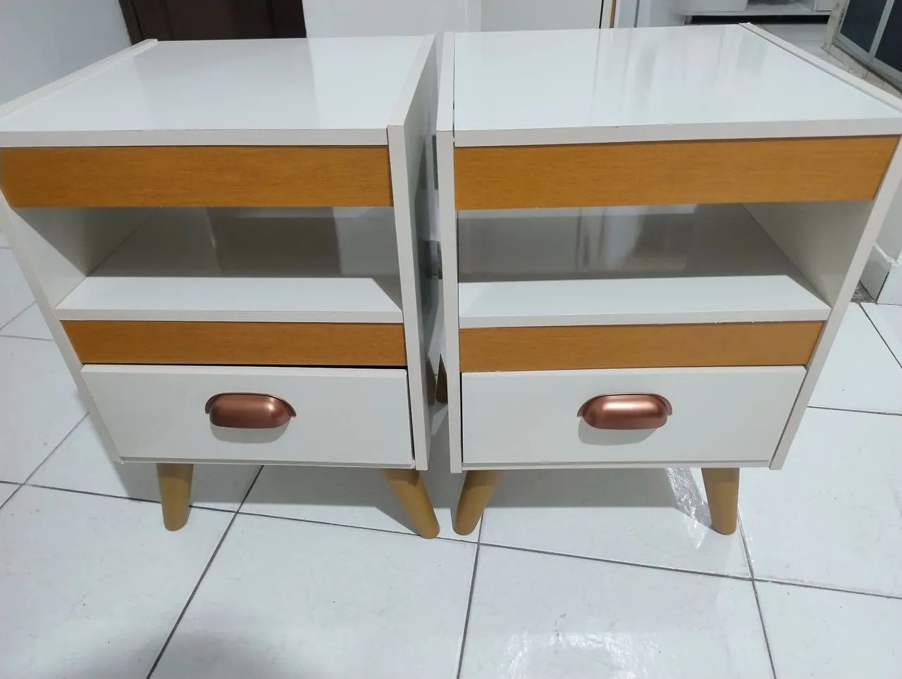 2 Mesas de cabeceira 