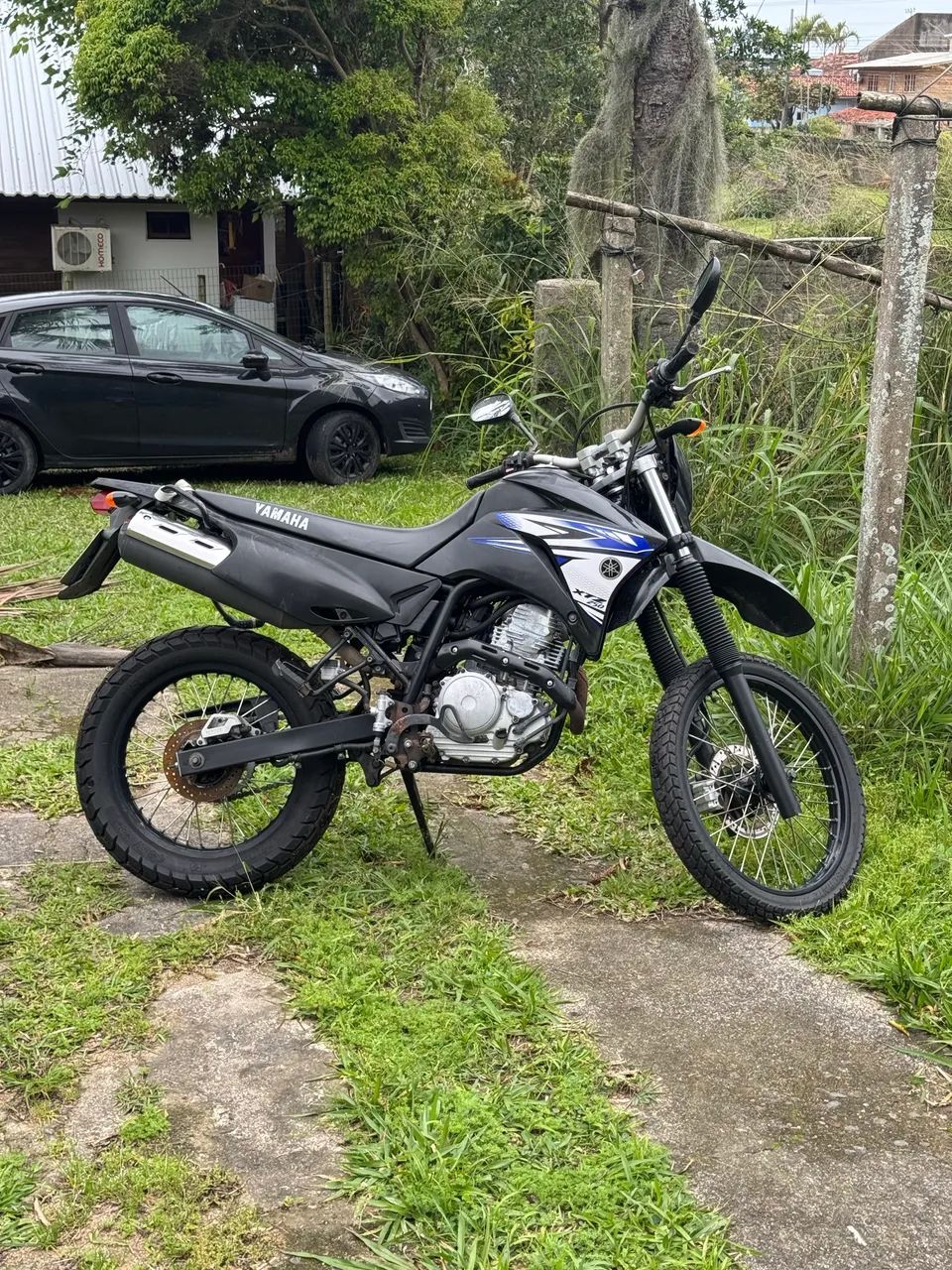 Lander 250 preta 2011