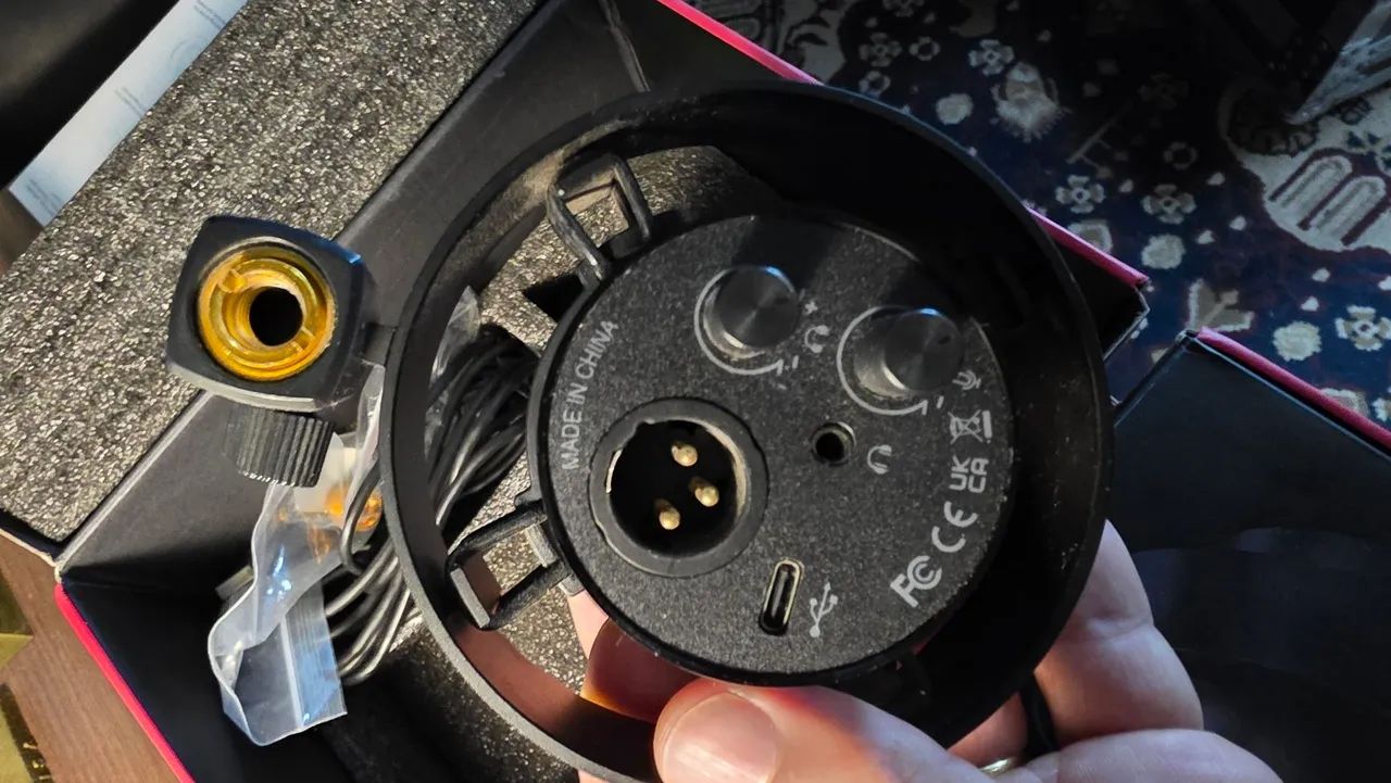Microfone Dinâmico com USB Fifine K688 na caixa - Foto 3