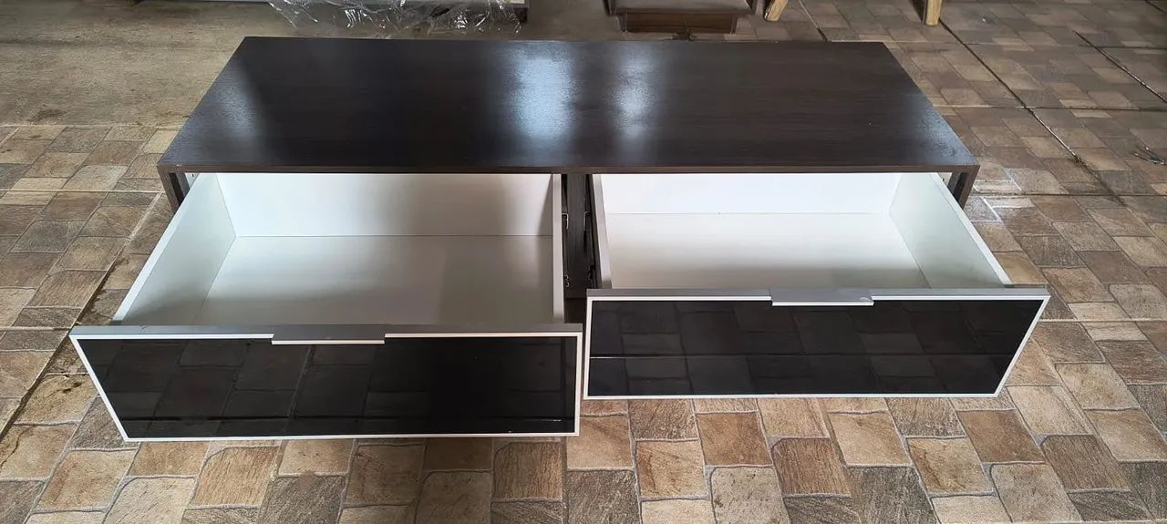 Rack em MDF com duas gavetas e rodinhas.