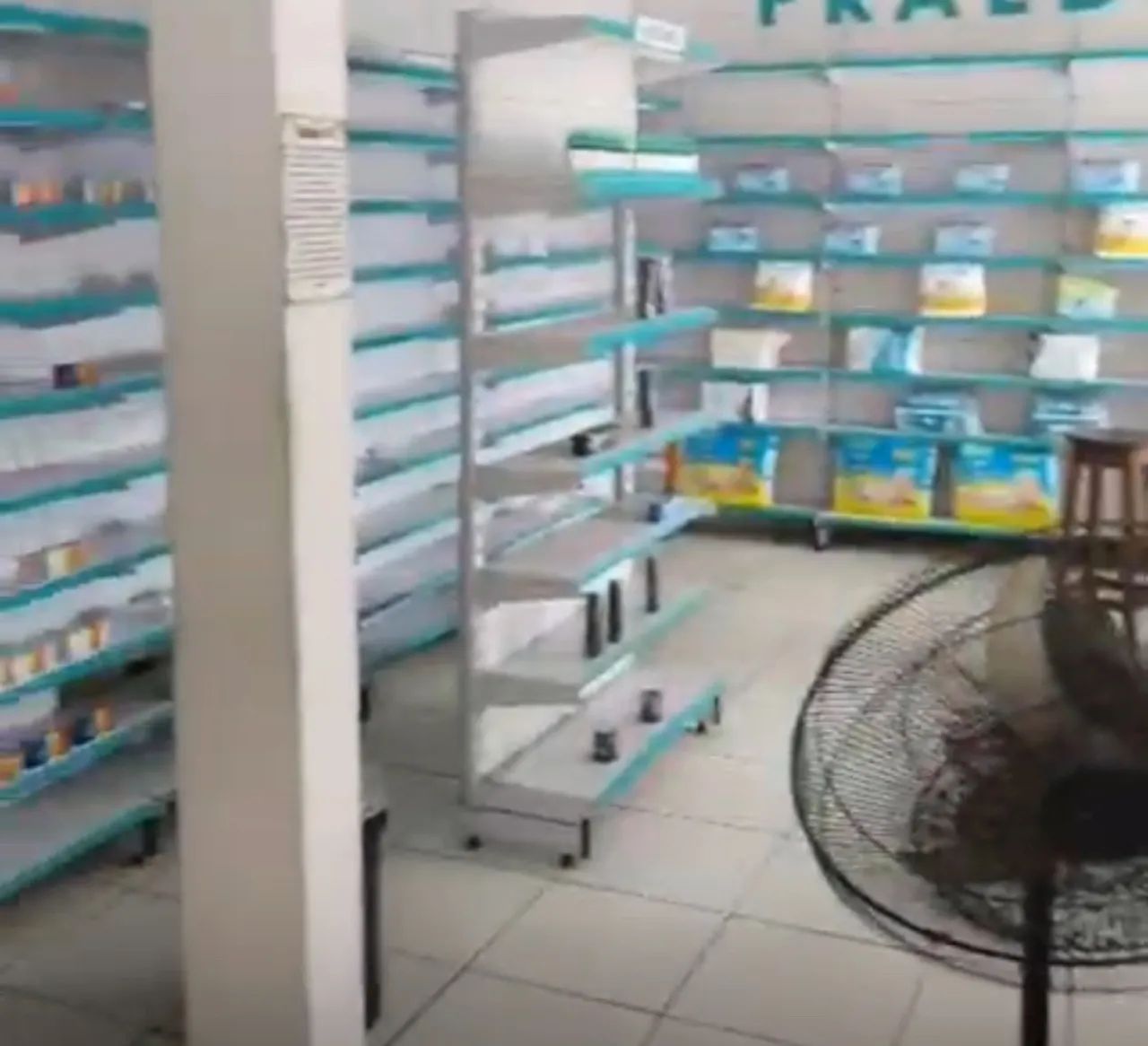 Prateleiras. Vendo estrutura de farmácia.