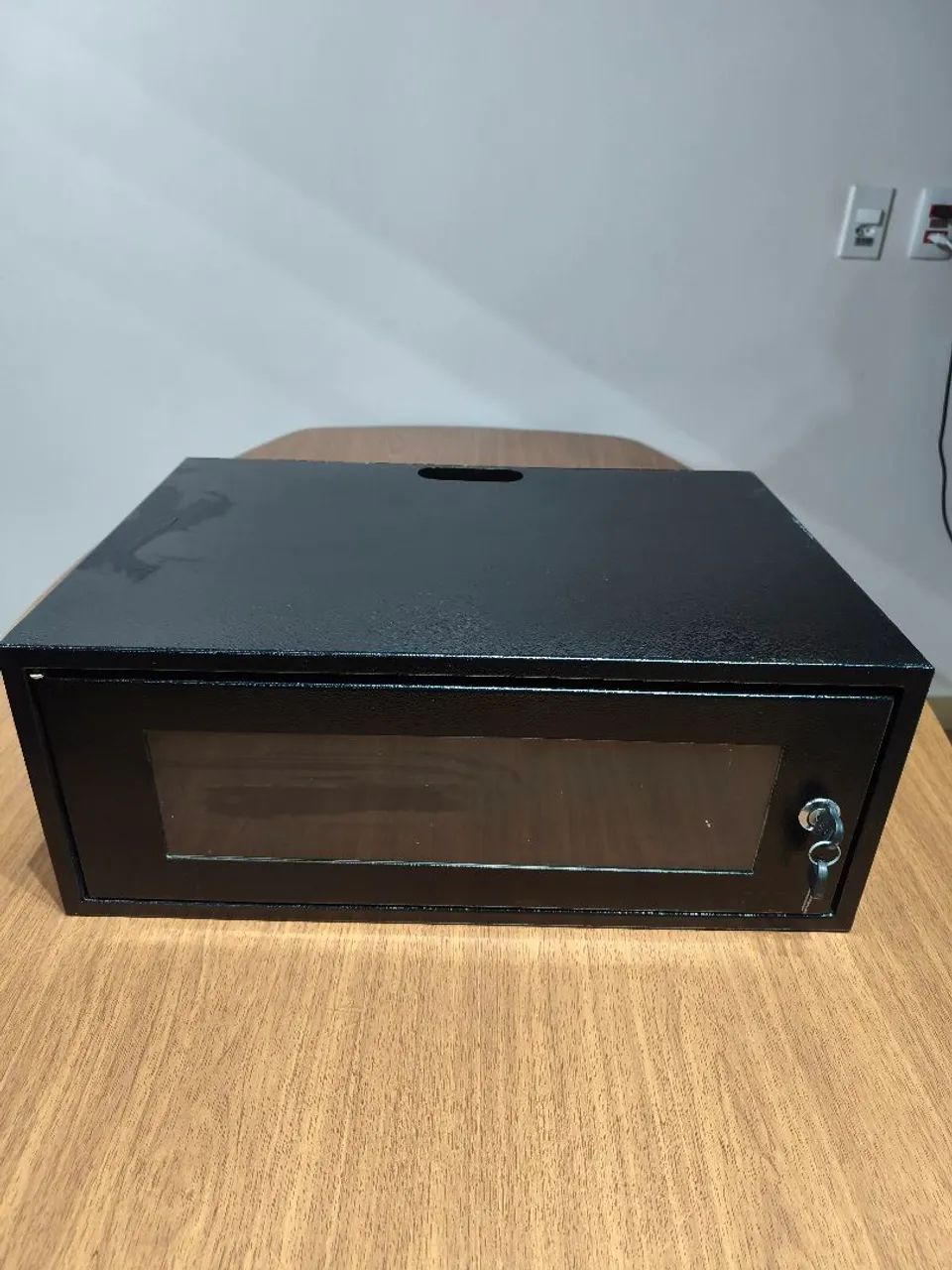 Rack de TI ou CFTV de parede com chave e bandeja