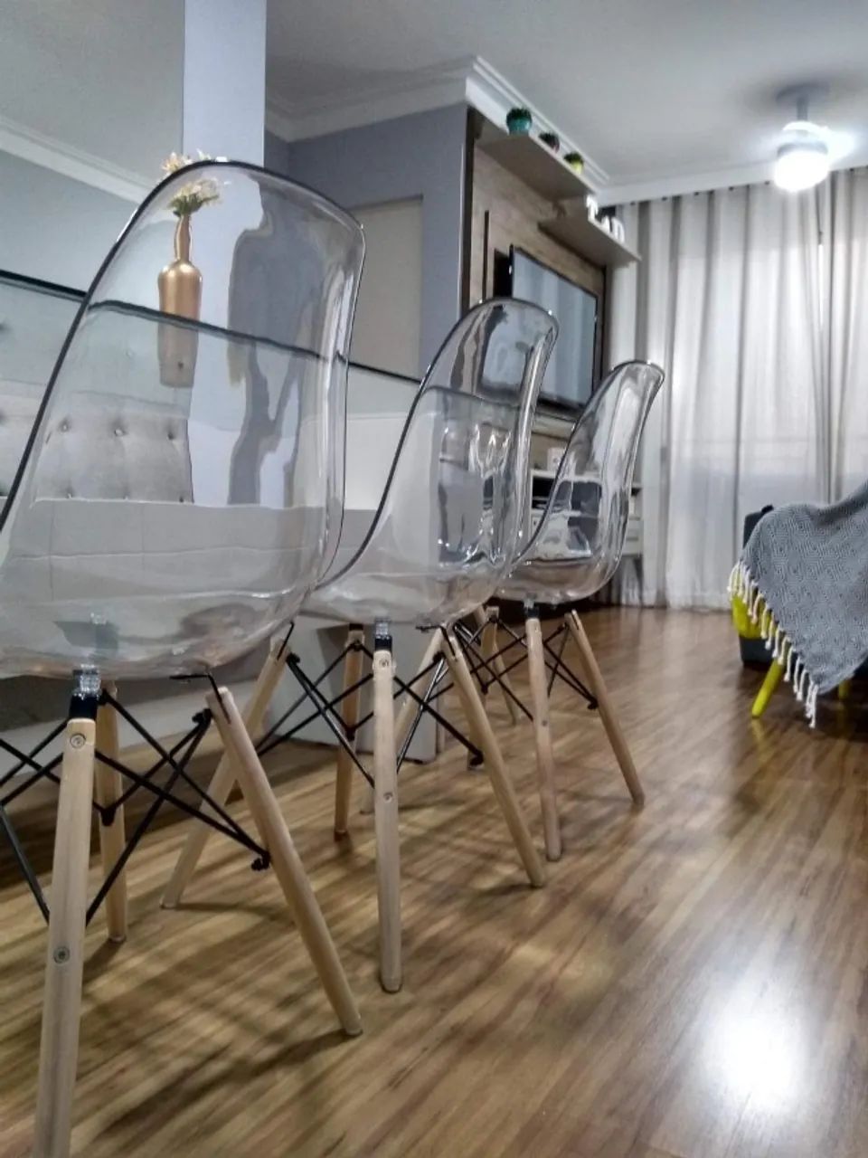 4 Cadeiras Transparentes Eiffel Eames, Base em Madeira - Foto 3