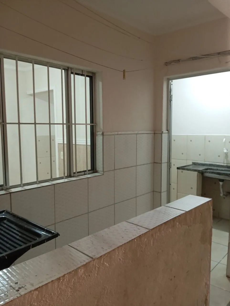 *Aluga-se casa de 3 cômodos/Kitnets *
