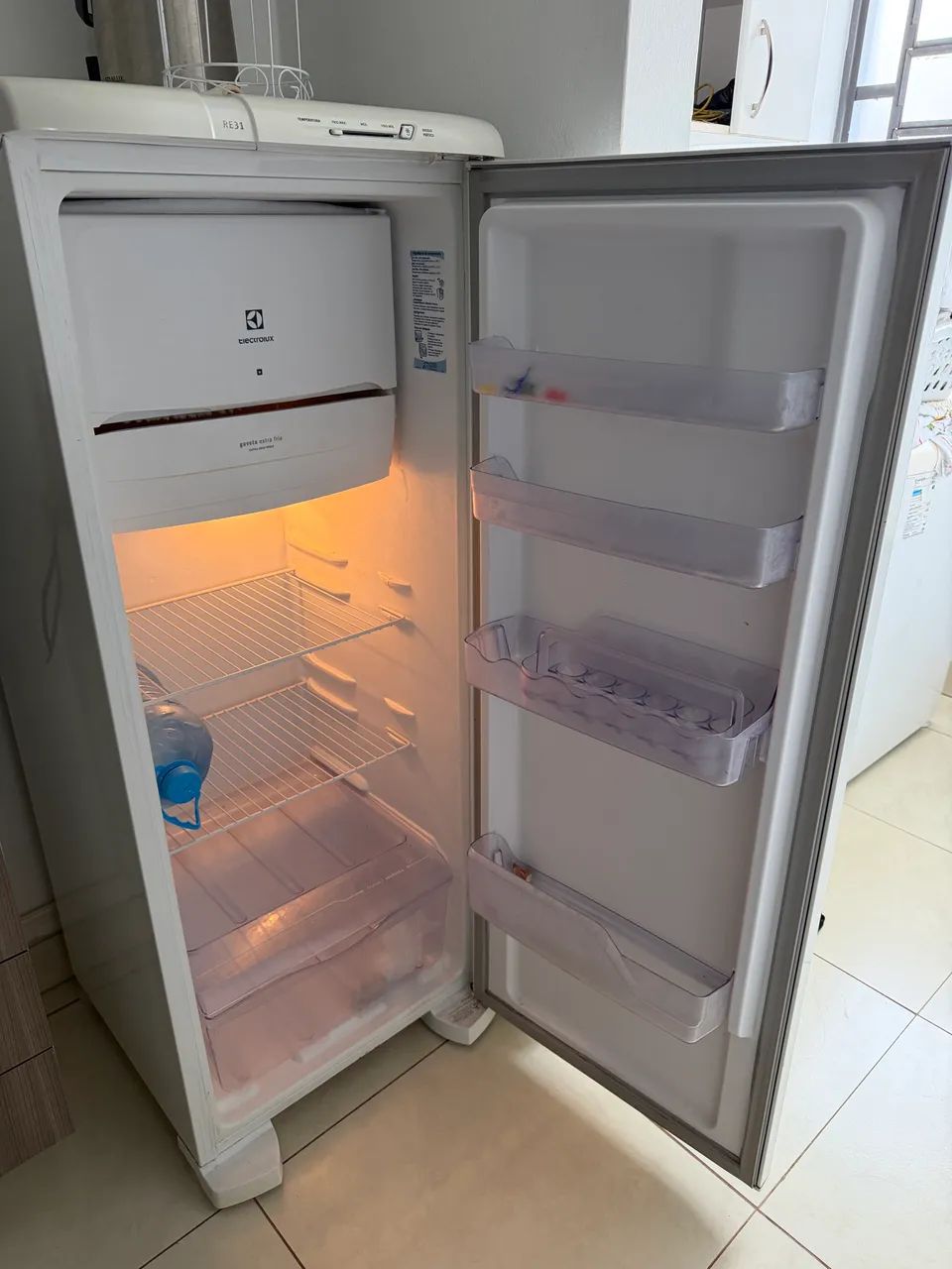 Geladeira Electrolux branca  - Foto 2