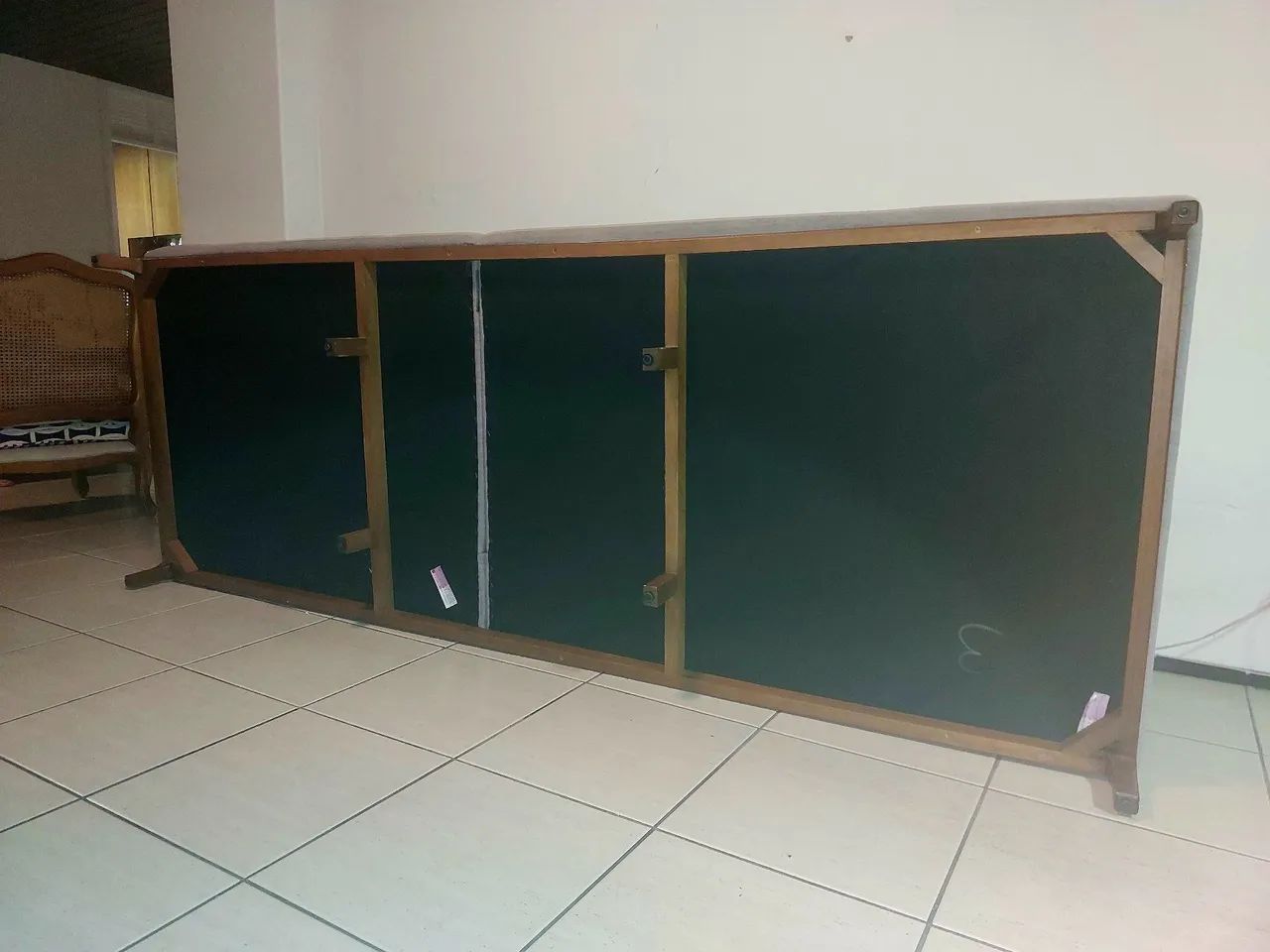 SOFÁ EM LINHO 3 LUGARES COM MESA LATERAL EM MADEIRA(MARCA JACAÚNA) - Foto 5