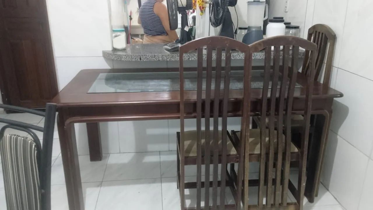 Mesa de jantar, vidro e madeira.  Somente a mesa!!